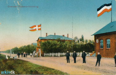 Eine handkolorierte Postkarte von der Grenze bei Egebæk-Hviding zwischen 1910 und 1916. Foto: Wilhelm Schützsack, gehört zum Pfarrarchiv Hviding.